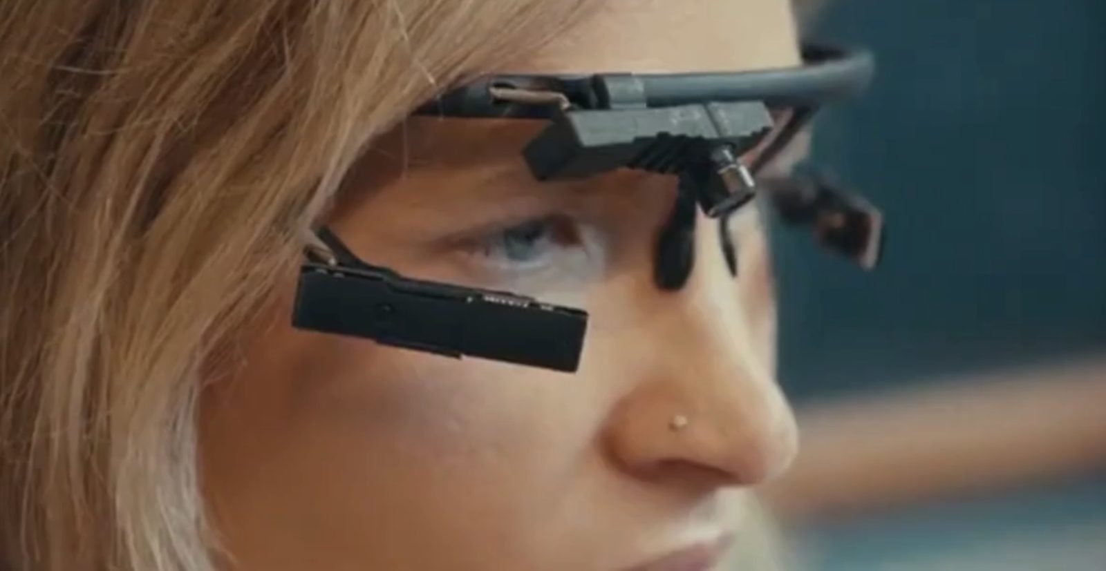 Participante com óculos de eye tracking durante um estudo